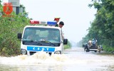 CSGT Hà Nội ứng trực hỗ trợ người dân di chuyển qua vùng ngập úng